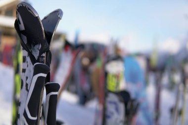 Kayak ve snowboard kayak resort tatil arka plan üzerinde