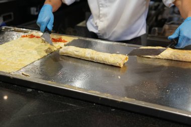 Kızarmış ve haşlanmış yumurta omlet kahvaltı mutfak