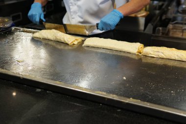 Kızarmış ve haşlanmış yumurta omlet kahvaltı mutfak