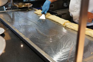 Kızarmış ve haşlanmış yumurta omlet kahvaltı mutfak