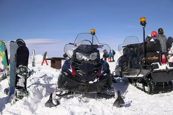 Carrera de corredores de nieve en la estación de esquí, snowboard —  Fotos de Stock