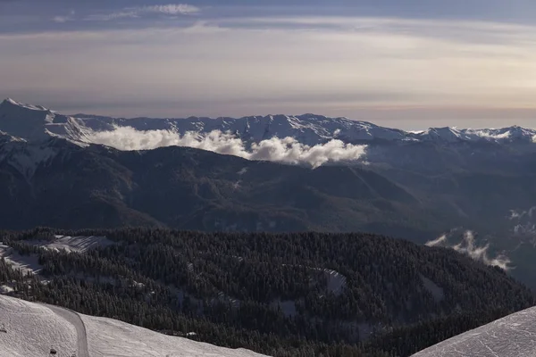 Горнолыжный курорт на склоне горы для сноубордистов — стоковое фото