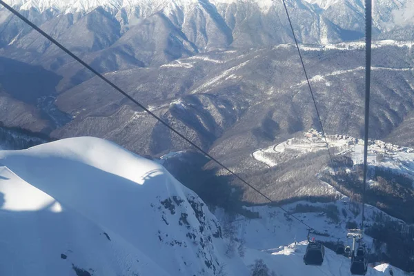 Lanovka v horách sníh, lyžování snowboarding — Stock fotografie