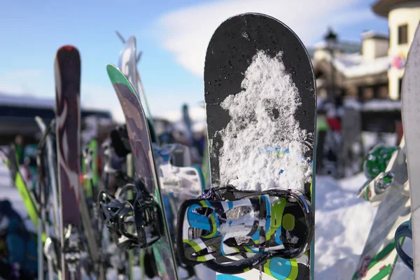 Esquis e snowboards no fundo das férias estação de esqui — Fotografia de Stock