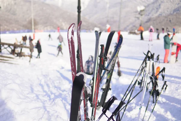 Esquís y tablas de snowboard en el fondo de las vacaciones de la estación de esquí — Foto de Stock