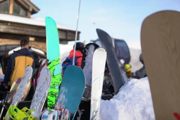 Esquís y tablas de snowboard en el fondo de las vacaciones de la estación de esquí — Foto de Stock