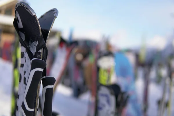 Esquis e snowboards no fundo das férias estação de esqui — Fotografia de Stock