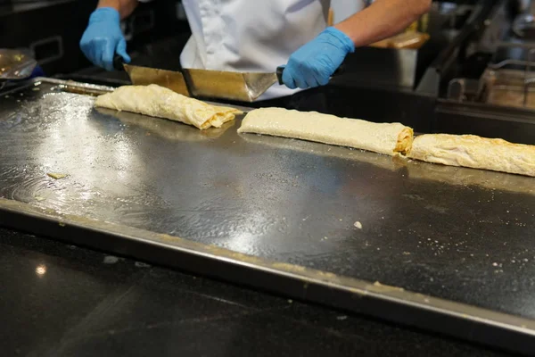 Kızarmış ve haşlanmış yumurta omlet kahvaltı mutfak