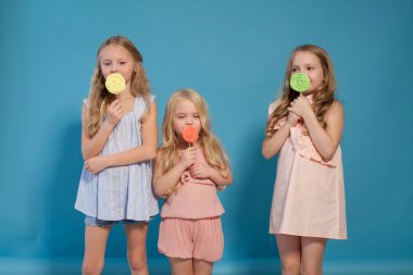 Üç küçük kız tatlı candy lolipop yemek