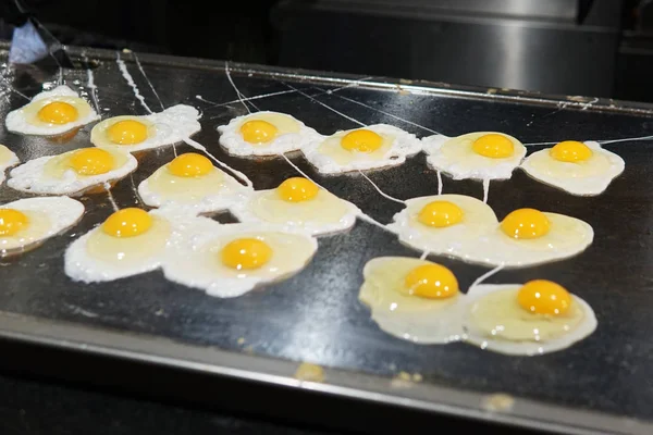 Ovos fritos e cozidos omelete café da manhã na cozinha — Fotografia de Stock