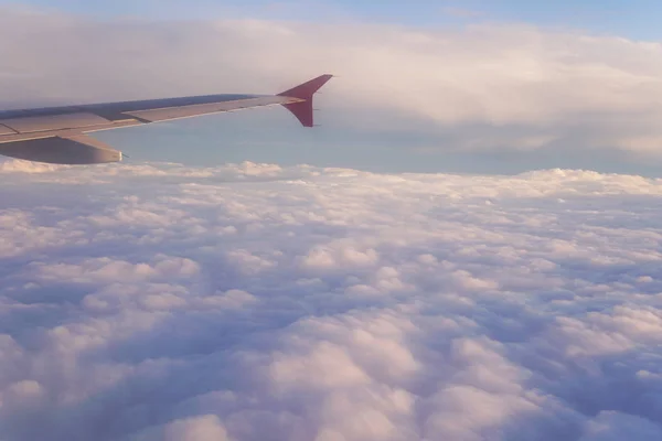Mraky při západu slunce z iljuminatora letadlo sky slunce cestování — Stock fotografie