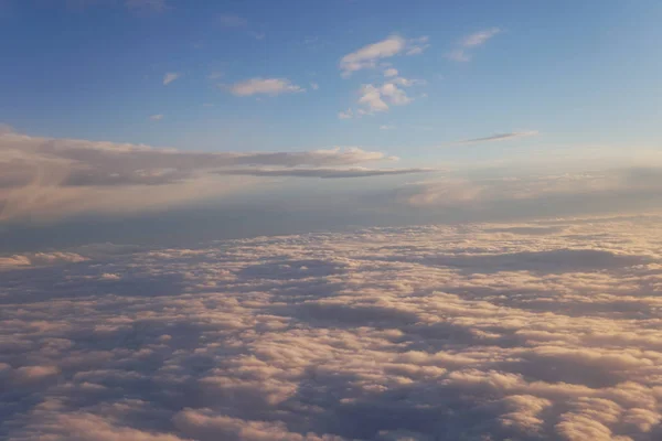 Nubes al atardecer desde iljuminatora plano cielo viajes Sol — Foto de Stock