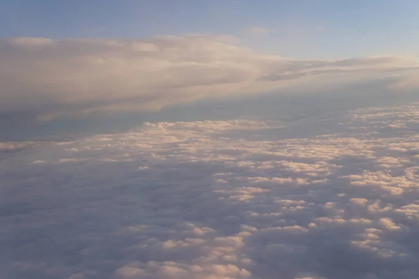 Хмари на заході сонця з iljuminatora літак небо НД подорожі — стокове фото