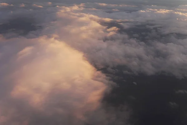 Mraky při západu slunce z iljuminatora letadlo sky slunce cestování — Stock fotografie