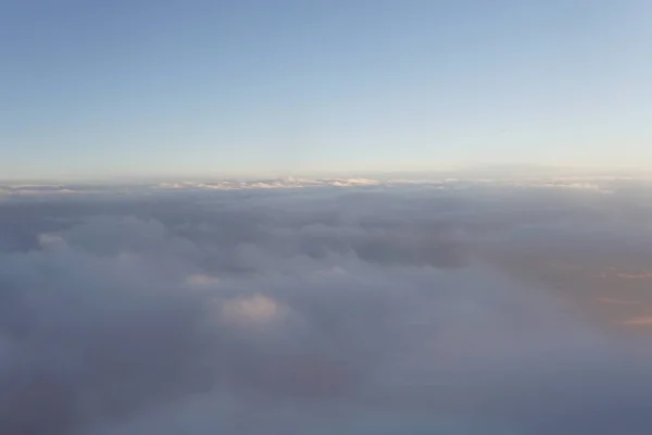 Хмари на заході сонця з iljuminatora літак небо НД подорожі — стокове фото
