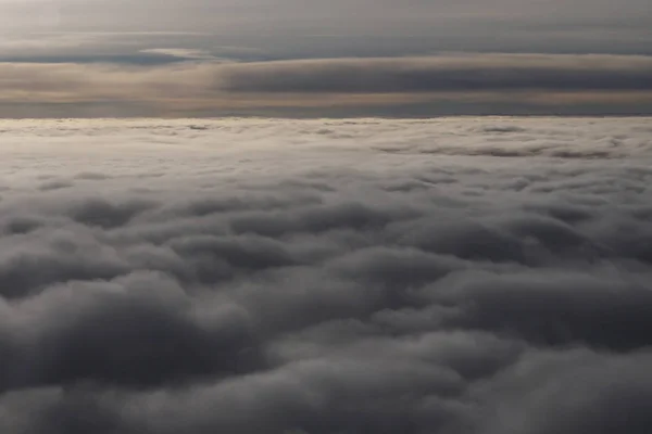 Mraky při západu slunce z iljuminatora letadlo sky slunce cestování — Stock fotografie