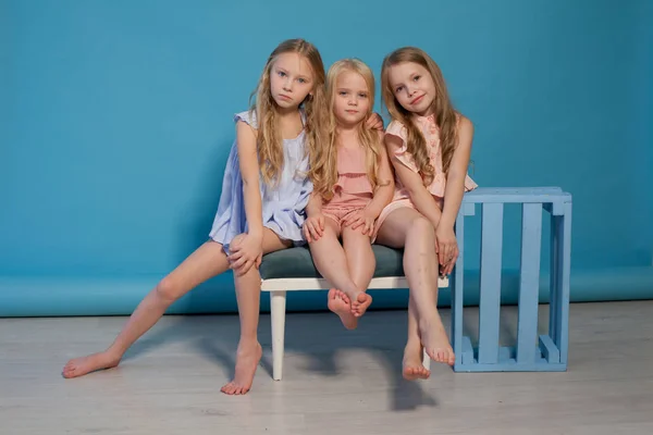 Три маленькі дівчата подруга сидить разом портрет — стокове фото