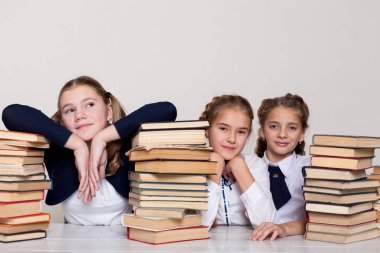 iki kız kız öğrenciler okulda üzerine ders kitaplar onun masasında oturup