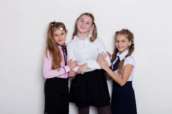 Tre ragazze studentessa è in piedi alla lavagna con lezione — Foto Stock