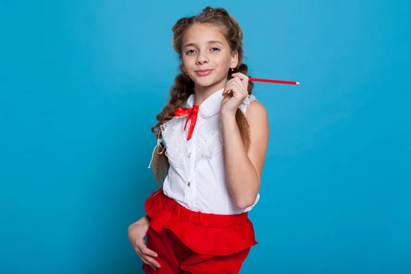 Дівчина коси тримає олівці шкільного класу приємно — стокове фото