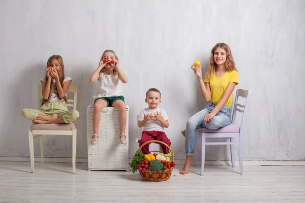 어린이 건강 식품 야채와 신선한 과일의 바구니를 들고 — 스톡 사진