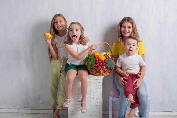 Bambini che tengono un cesto di frutta e verdura fresca cibo sano — Foto Stock
