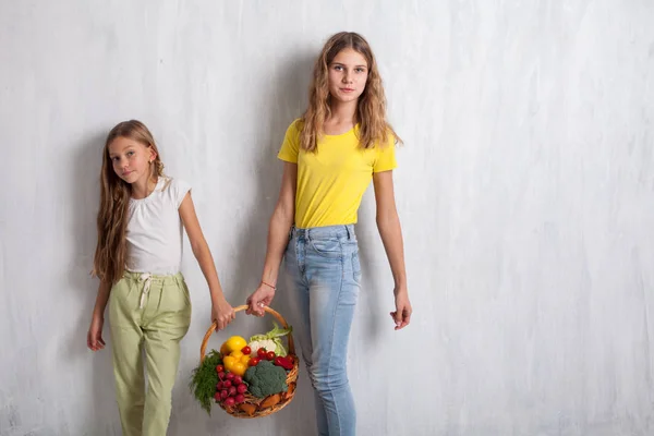 Kinderen houden van een korf van verse groenten en fruit gezond voedsel — Stockfoto