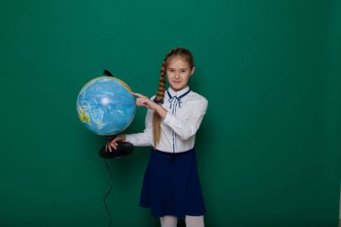 kız liseli kız, küre ile Blackboard duruyor