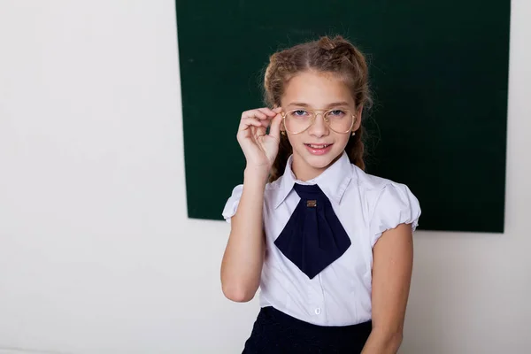Girl school girl is standing at the Blackboard with lesson — Stock Photo, Image