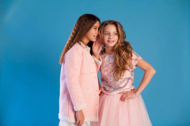 iki kız birbirine dedikodu kulak fısıldayan