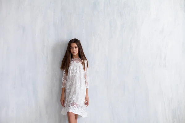 Moda ragazza 12 anni in un abito bianco — Foto Stock