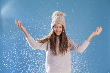 Kışın kar altında güzel kız portresi