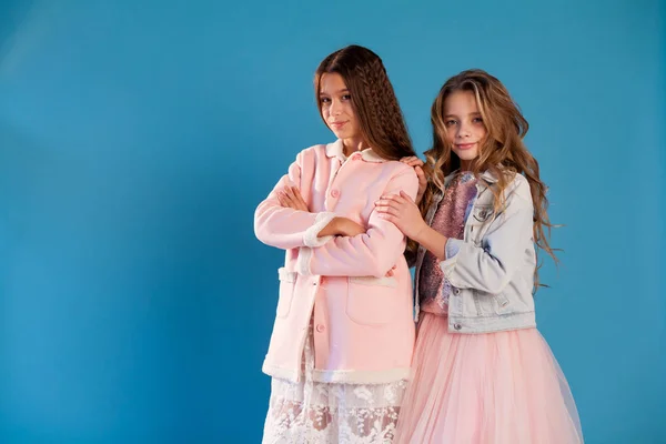 Två fashionabla flickor flickvän i skoluniformer — Stockfoto