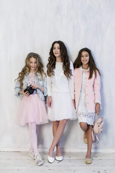 Tre ragazze alla moda compagno di scuola con una macchina fotografica — Foto Stock