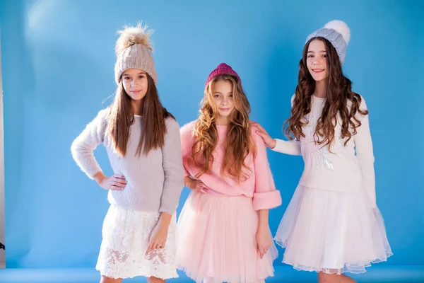 Tiga pacar gadis modis di musim dingin rajutan topi — Stok Foto