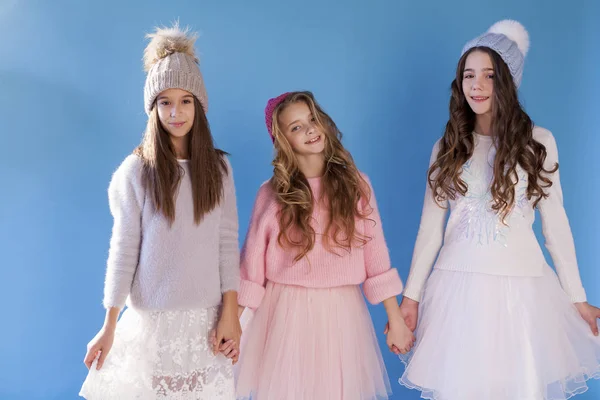 Tre ragazze alla moda fidanzata in inverno cappelli a maglia — Foto Stock