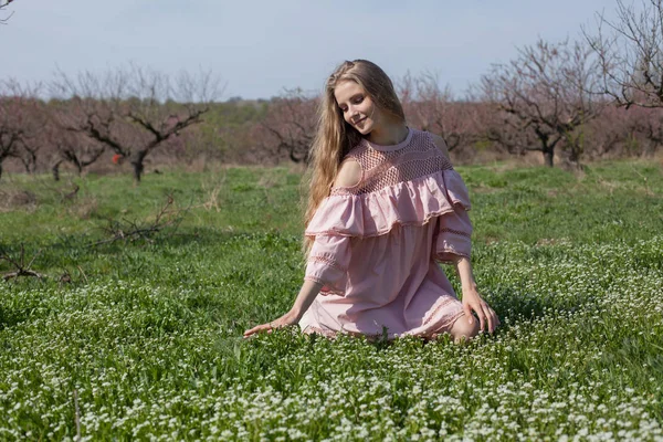 Bela mulher loira coleta cor de primavera no jardim — Fotografia de Stock