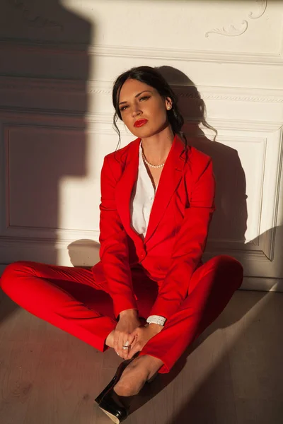 Joven mujer confiada en traje elegante rojo —  Fotos de Stock