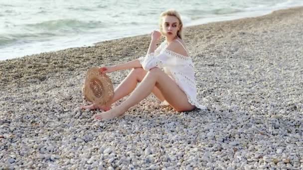Krásná žena v klobouku na pláži — Stock video