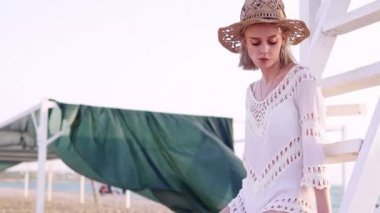 Sahilde poz mayo güzel kadın