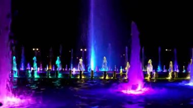 Su yüzeyinde gece su işleri