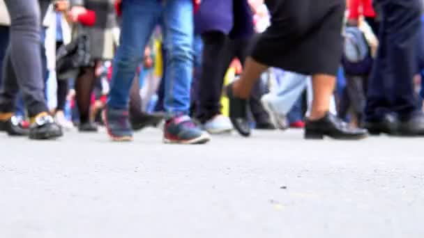 Multe picioare de oameni care merg pe jos — Videoclip de stoc