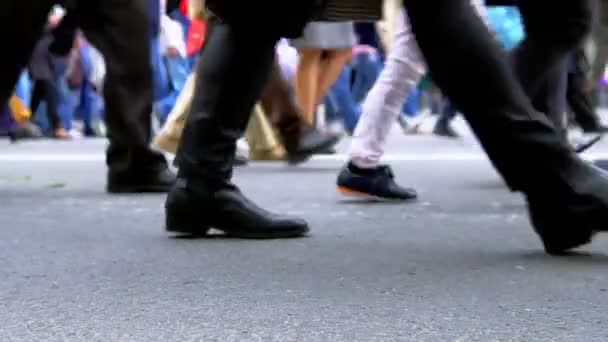 Yürüyen ve dışarıda sırada duran insanların bacaklar. — Stok video