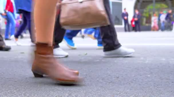 Benen van mensen lopen en staan in de rij buiten. — Stockvideo