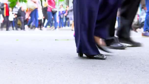 Nohy lidí, kteří chodí a stojí v linii venku. — Stock video