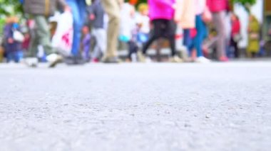 Birçok bacaklar kaldırım boyunca yürüyüş.