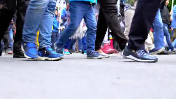 Beaucoup de jambes de gens qui marchent — Video