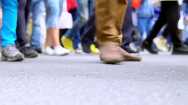 Beaucoup de jambes de gens qui marchent — Video