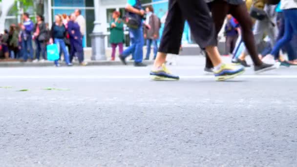 Nohy lidí, kteří chodí a stojí v linii venku. — Stock video
