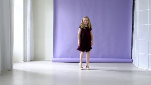 Молода дівчина слухає музику і танцює — стокове відео